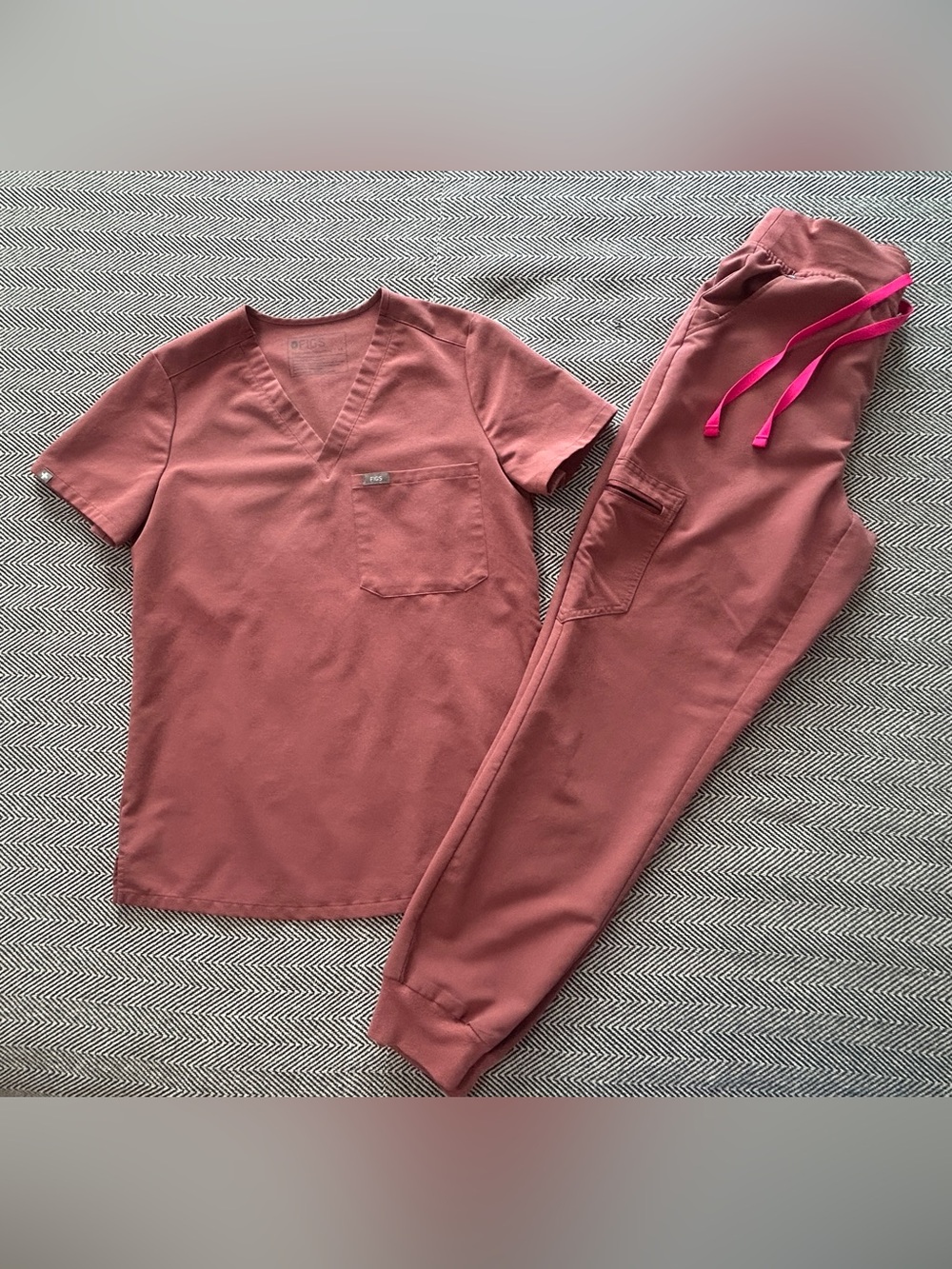 Figs V-Neck Caterina Scrub Top XS/Zamora High Waisted Joggers S Dusty Rose